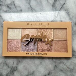 Makeup Revolution Soph X  highlighter palette